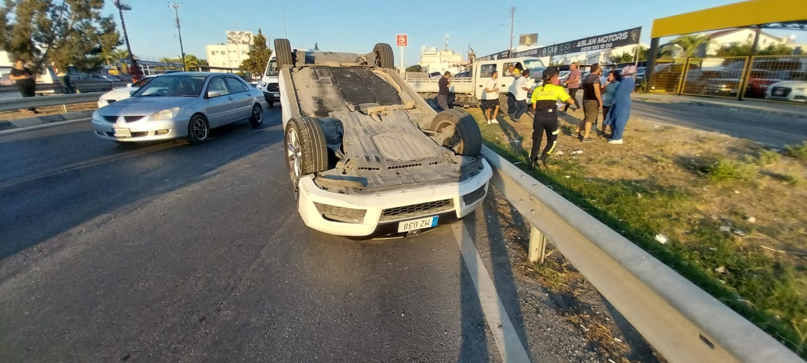 Hamitköy çemberindeki kazada başka bir aracın çarptığı araç devrildi2