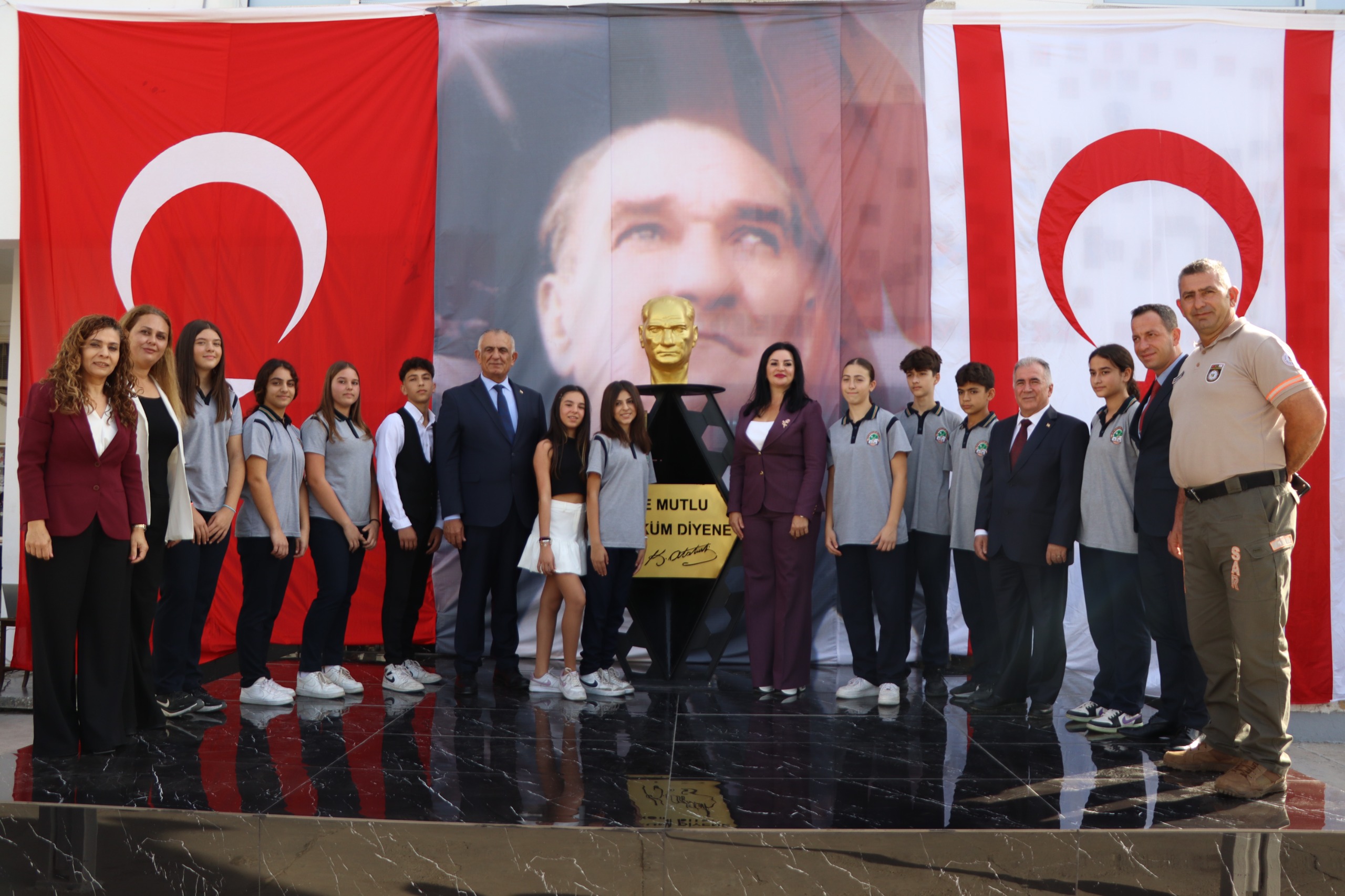 1762942741472Atleks Sanverler Ortaokulu Atatürk Büstü (1)