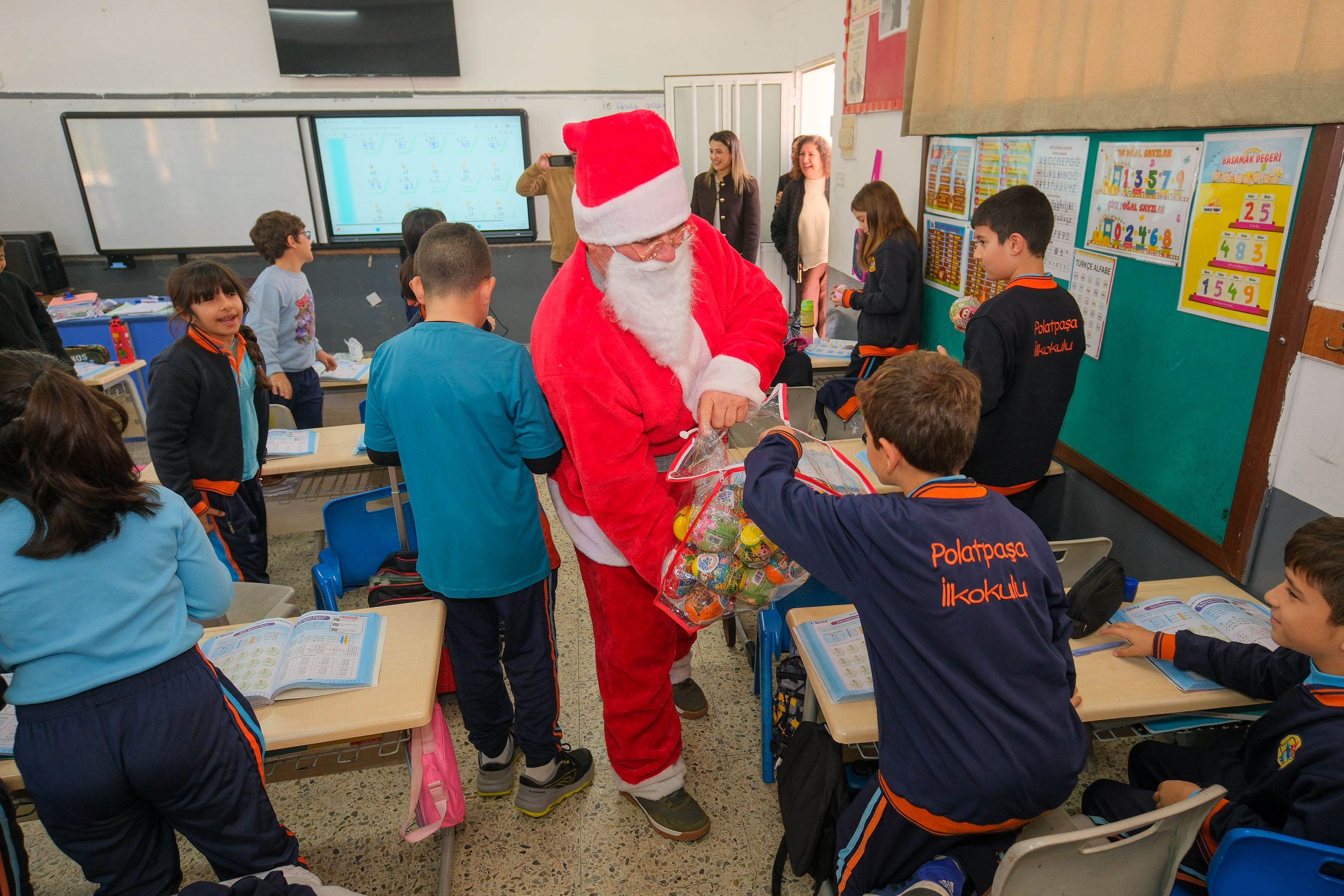 1766148261969Gmb Okullar Hediye Dağıtımı 6