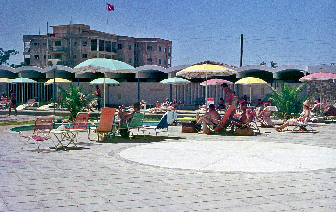 1771748179479Ledra Palace Oteli Havuz Başı, Arka Planda Muharrem Apartmanı. Barış Gücü’nün Finlandiya Birliğinde Görev Yapmış Jorma Lamminen’in