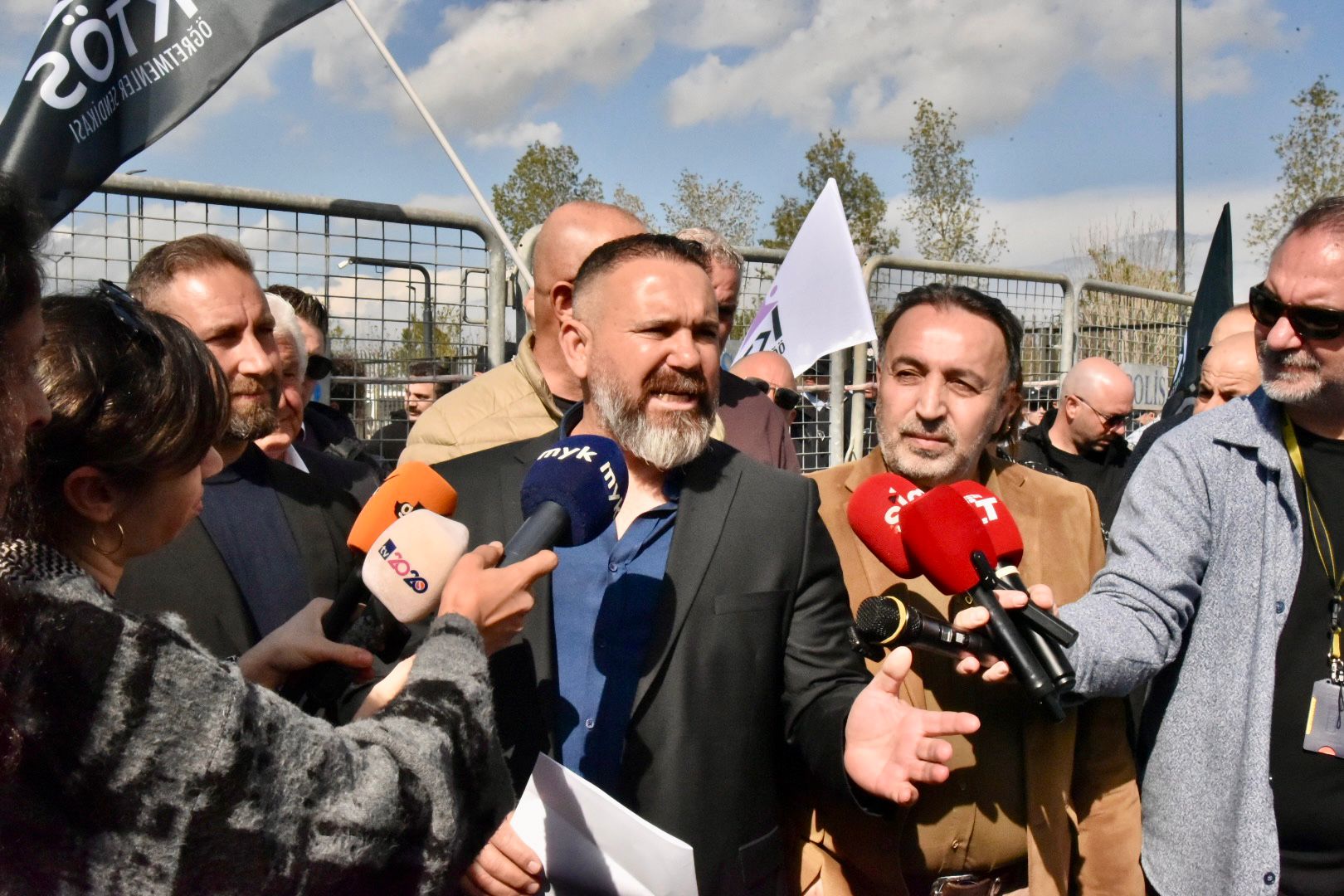 1771840530561Eylemci̇ler Mecli̇s Önü Eylem Ti̇m (2)