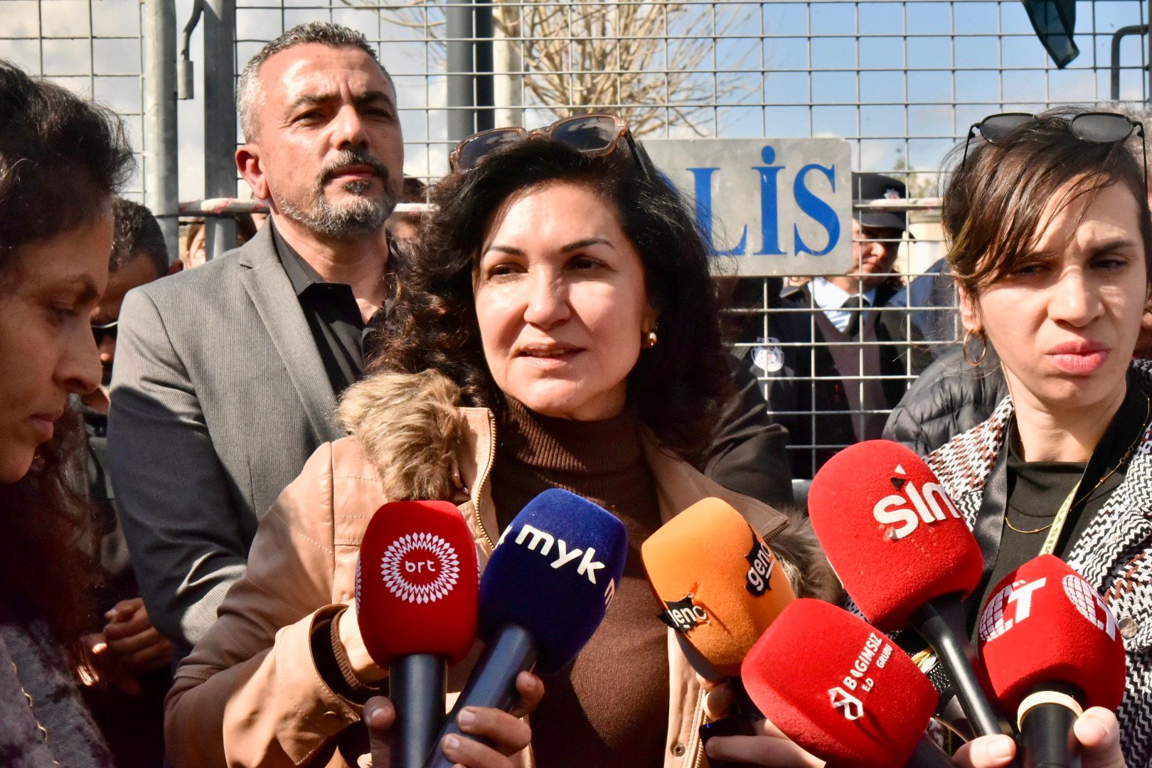 1771840530563Eylemci̇ler Mecli̇s Önü Eylem Ti̇m (4)