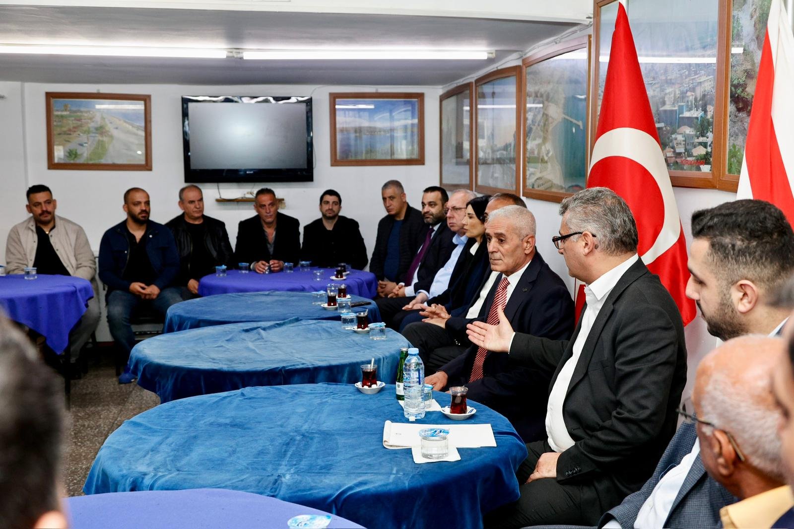 1774518956937Erhürman Girne'de Halkla Buluştu 8