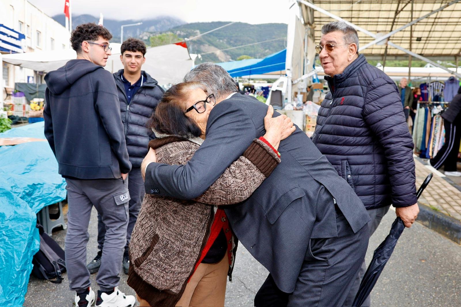 1774518956938Erhürman Girne'de Halkla Buluştu1