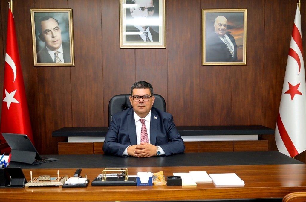 Bakan Berova: "Tiyatro insanın kendini yeniden keşfettiği bir sanat dalı"