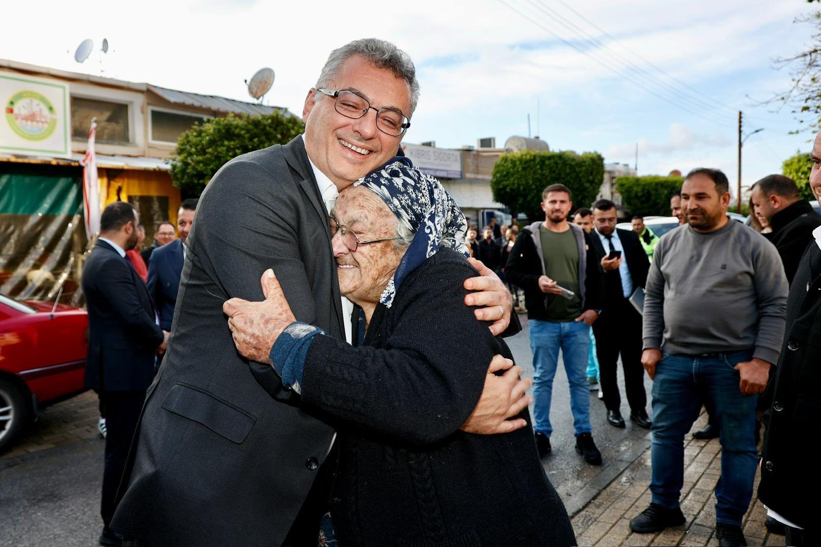 Erhürman, “daha güzel günlere inancın ve umudun, sevgiyle, bilgiyle ve kararlılıkla devam ettiğini” belirtti