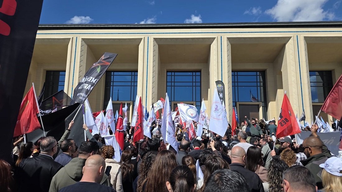 Kamuda örgütlü sendikalar, hükümetin hayat pahalılığına ilişkin atmayı planladığı adımlara karşı ülke genelinde greve gi