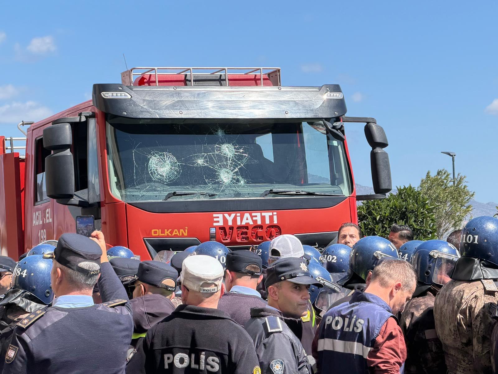 Meclis Önünde Arbede: Eylemciler Barikatı Aşıp İçeri Girdi