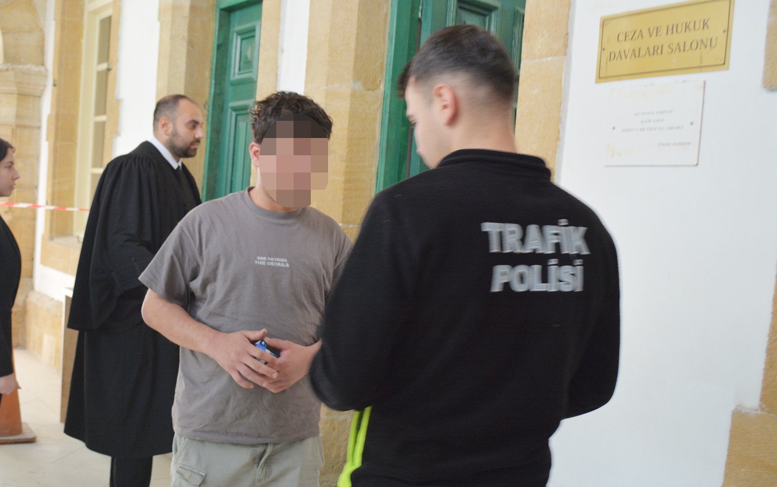 Ercan Havalimanında Turist Polisleri Darp Etti