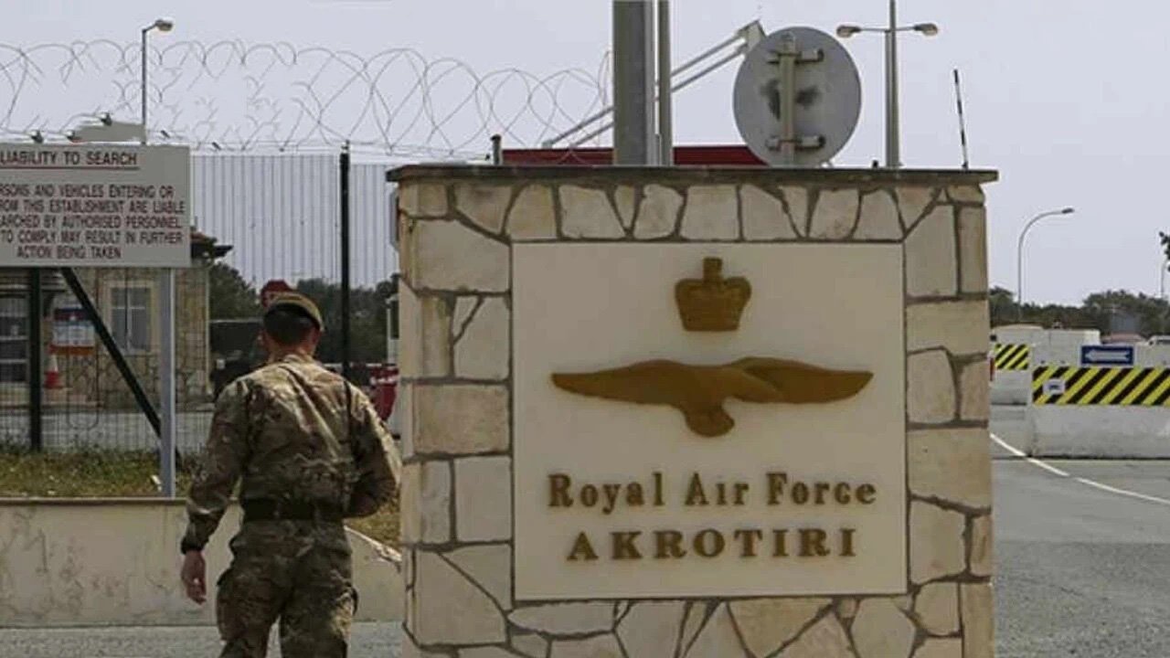 Kıbrıs’taki egemen İngiliz askeri üslerinin statüsüyle ilgili tartışma sürüyor