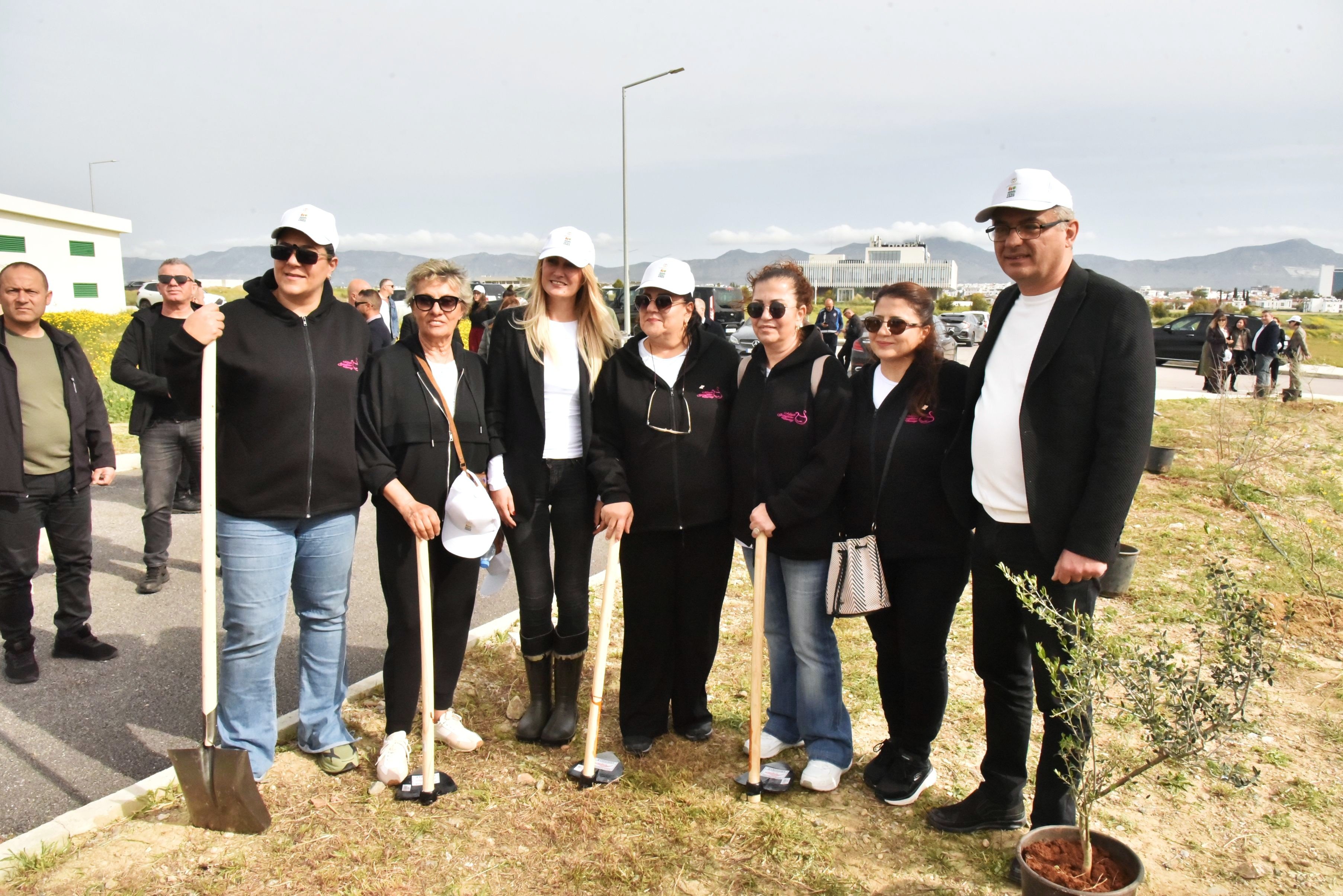 “Yeniden Yeşil Kıbrıs” etkinliğiyle ülke genelinde eş zamanlı fidan dikimi gerçekleştirildi...14 bin fidan dikiliyor