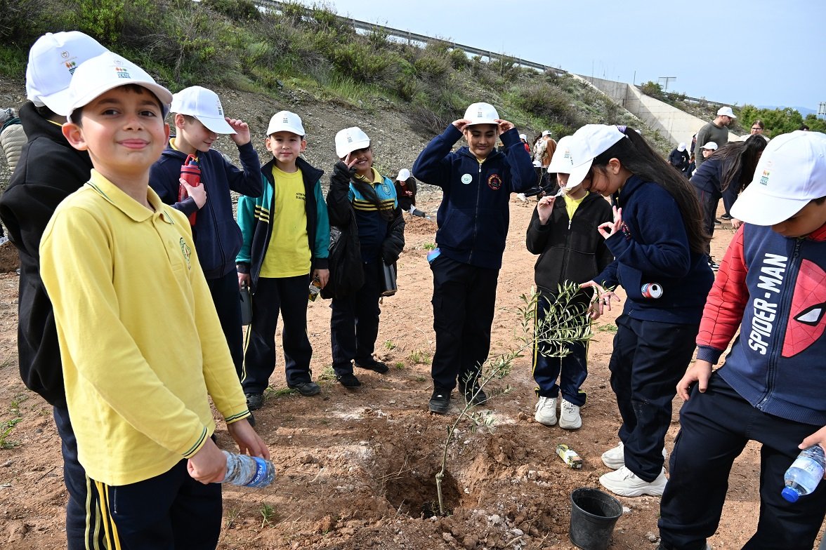 Güzelyurt’ta “Yeniden Yeşil Kıbrıs” projesi kapsamında 120 zeytin fidanı dikildi