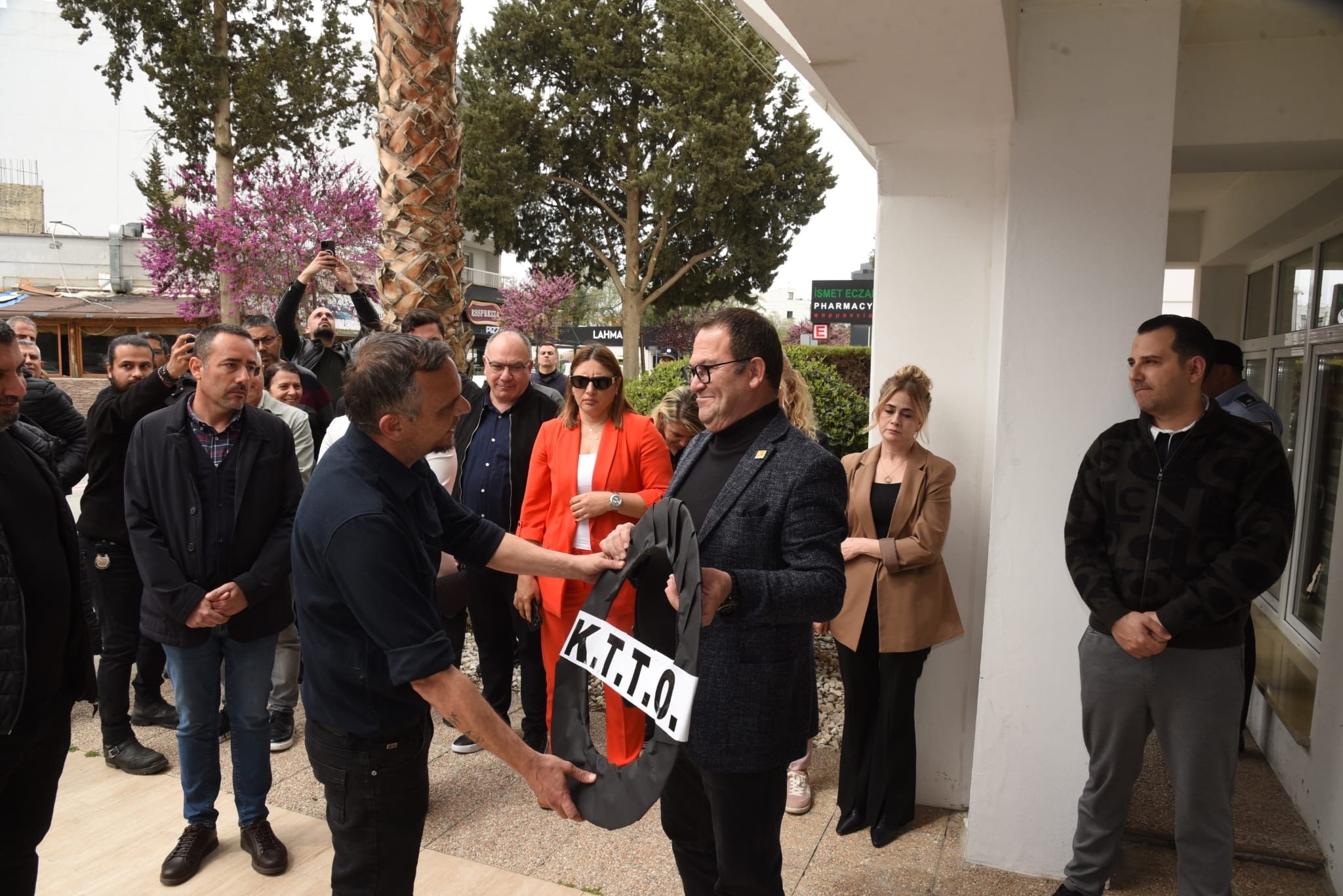 Sendikalar, Kıbrıs Türk Ticaret Odası'nı kınadı; Oda'ya siyah çelenk bıraktı