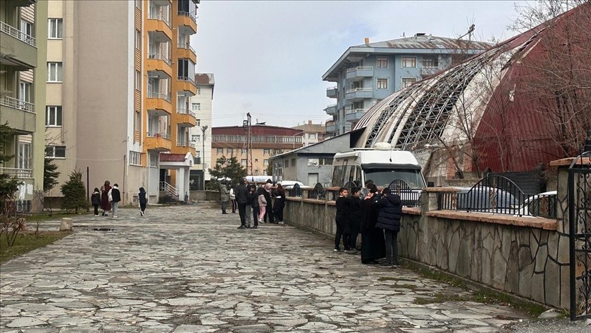 Van'da 5,2 büyüklüğünde deprem… AFAD: “Şu ana kadar olumsuz bir durum yok”