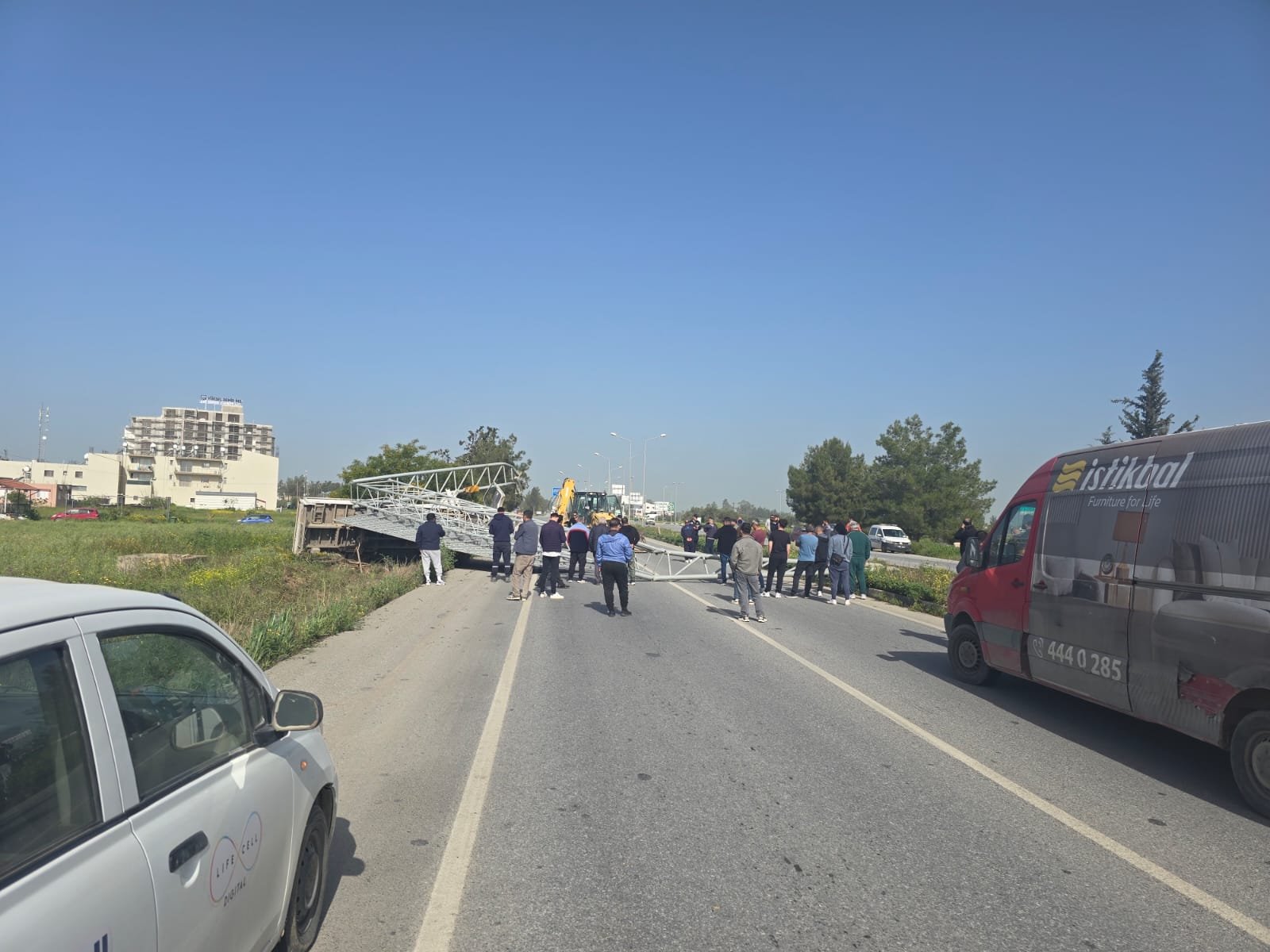 Dörtyol'daki kaza… Büyük trafik levhası yola devrildi