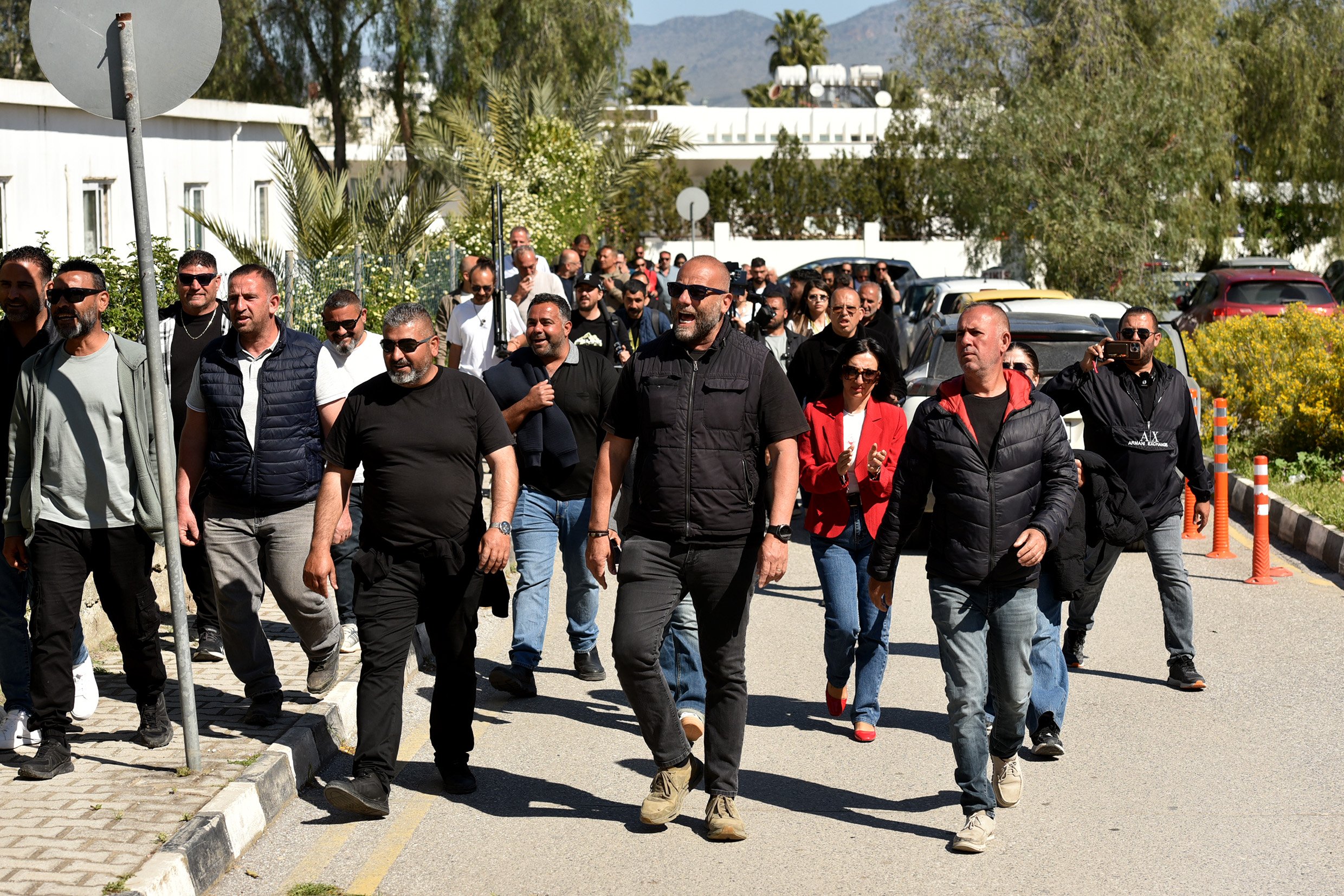 1775728101452Sendikaların Yönetim Kurulları Basbakanlik Onunde Basın Acıklaması Yaptı 4 So