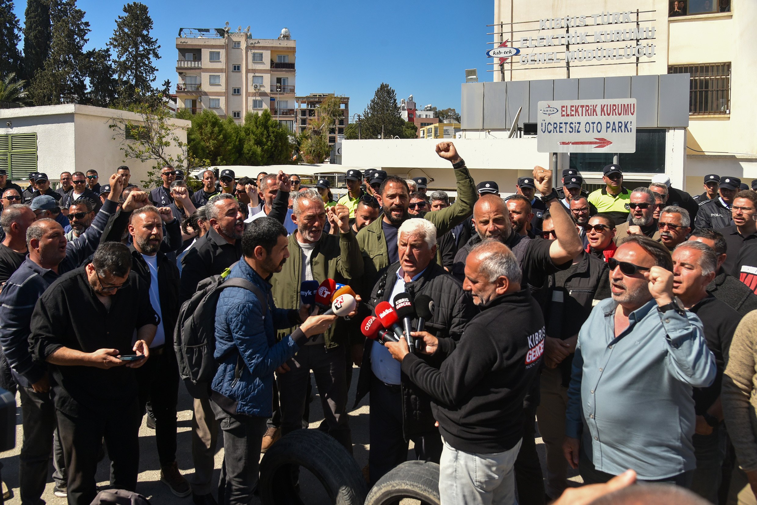 1775728101456Sendikaların Yönetim Kurulları Basbakanlik Onunde Basın Acıklaması Yaptı 6 So