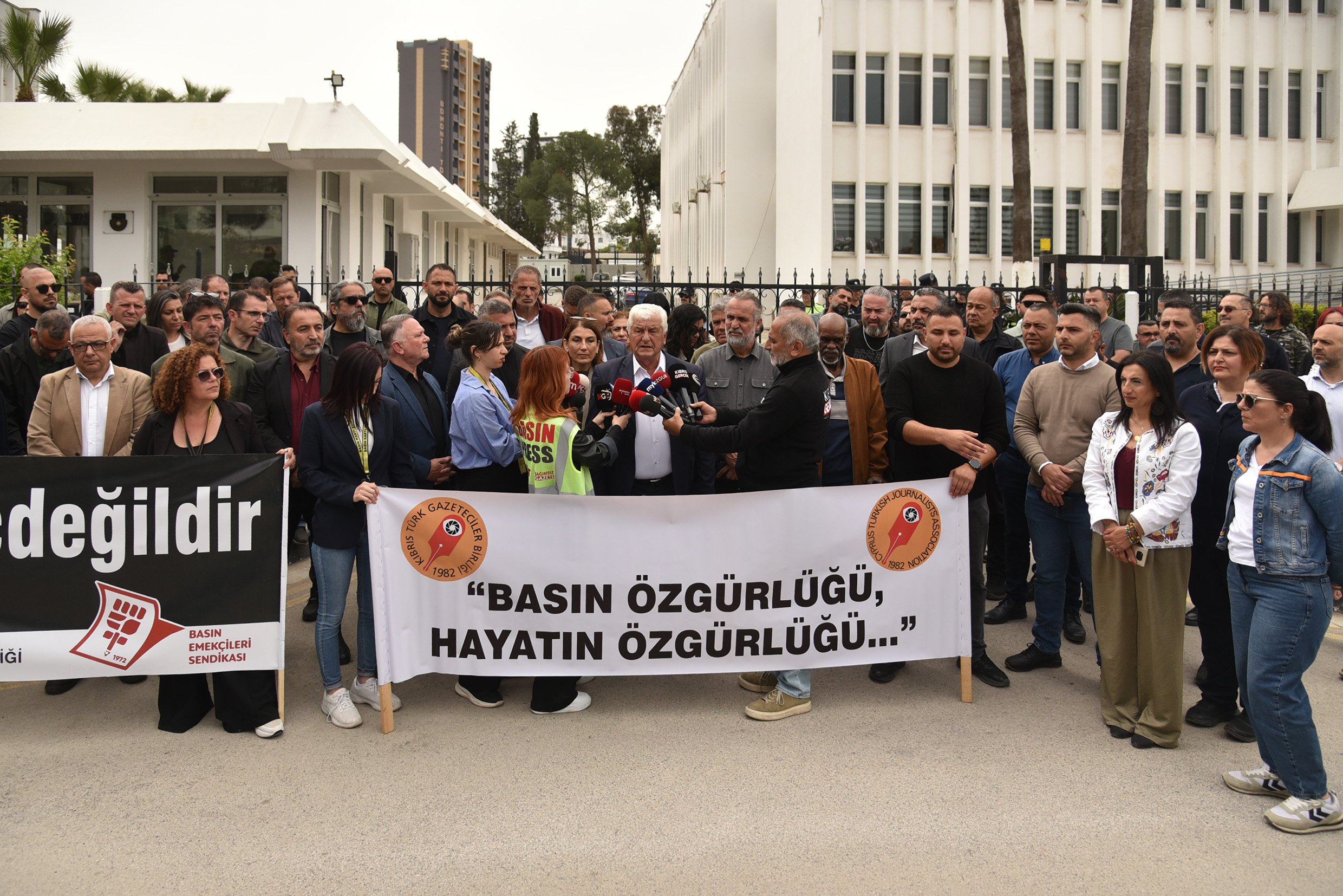 1776248996063Sendikalar Basbakanlık Onunde Bası Acıklaması Yaptı 4 So