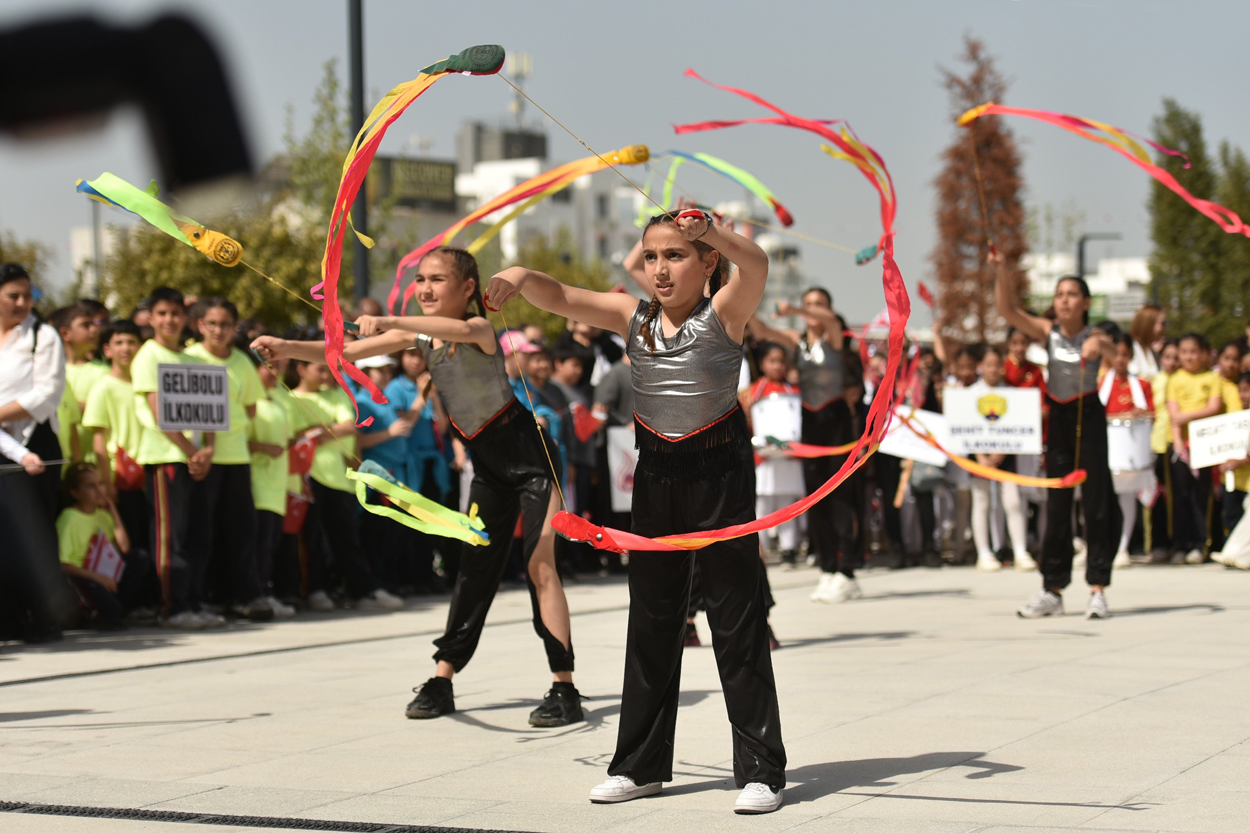 177633060147023 Nisan Kutlamaları Cercevesinde Kortej Ve Dans Gosterileri Duzenlendi 14 So