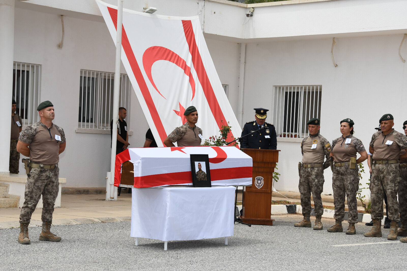Görevdeyken Rahatsızlanarak Hayatını Kaybeden 47 Yaşındaki Polis Memuru Korkmaz Son Yolculuğuna Uğurlandı (7)
