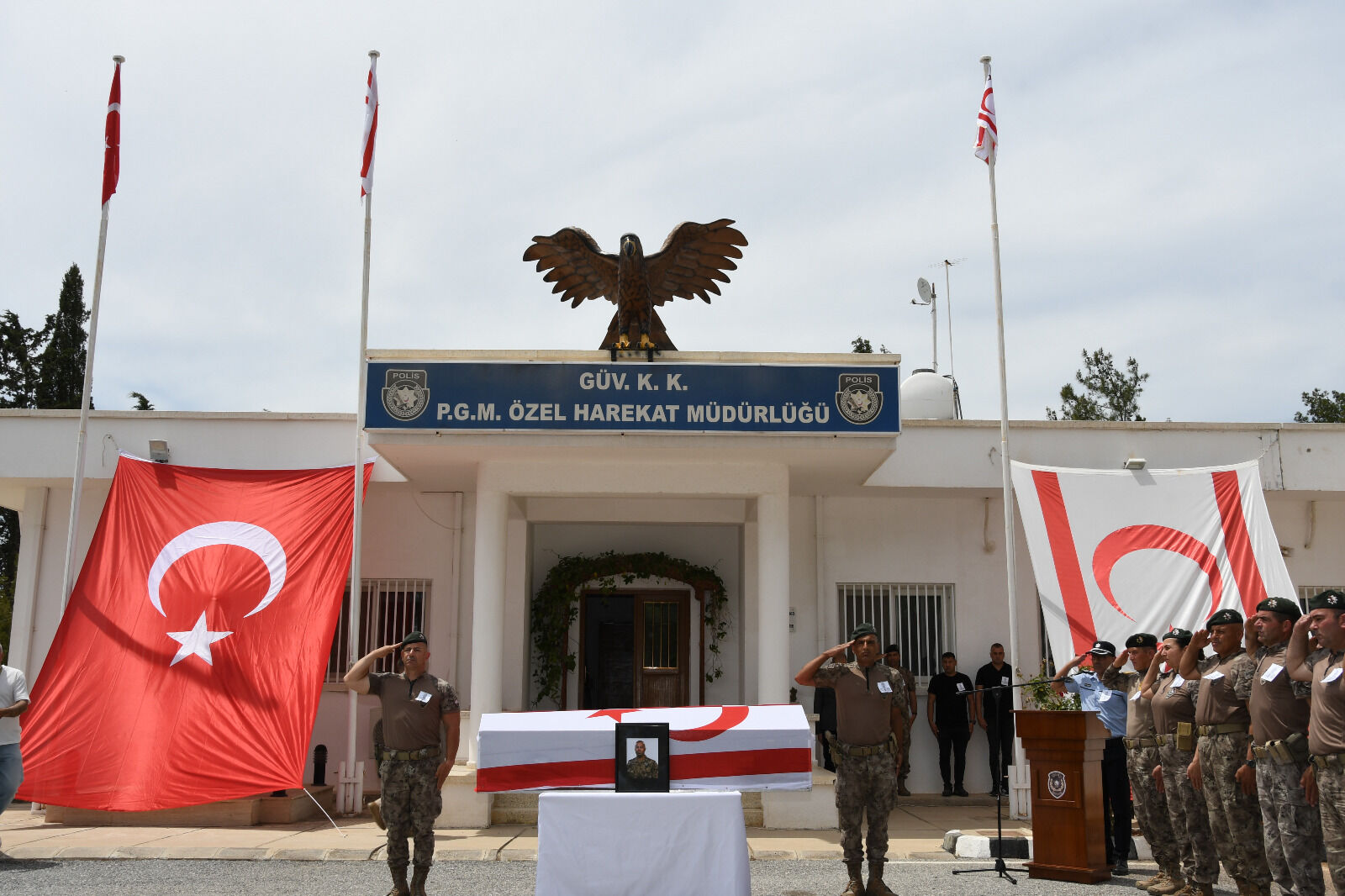 Görevdeyken Rahatsızlanarak Hayatını Kaybeden 47 Yaşındaki Polis Memuru Korkmaz Son Yolculuğuna Uğurlandı (8)