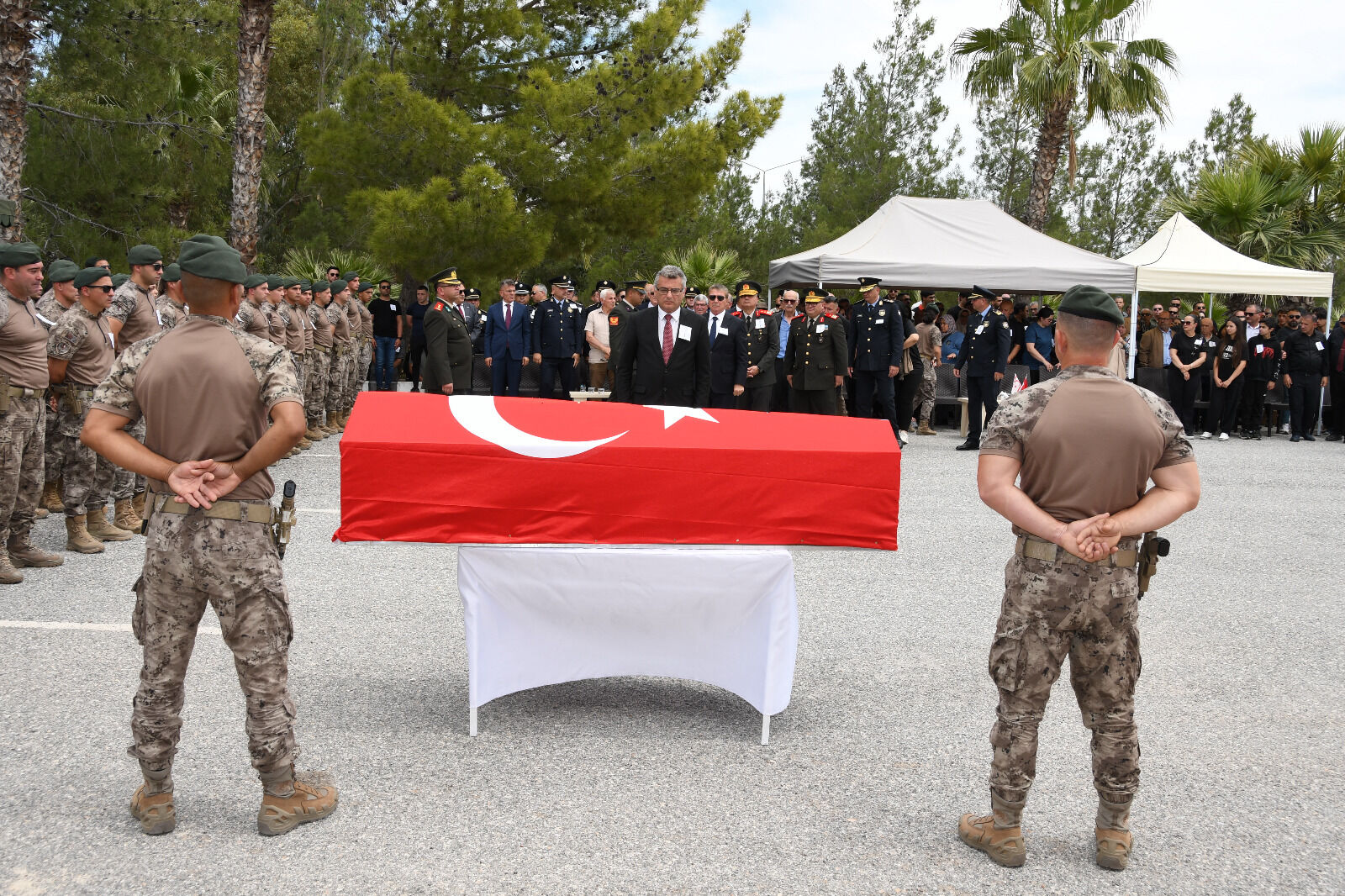 Görevdeyken Rahatsızlanarak Hayatını Kaybeden 47 Yaşındaki Polis Memuru Korkmaz Son Yolculuğuna Uğurlandı (9)