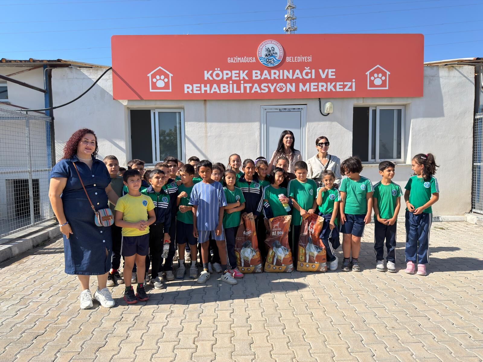 İlkokul öğrencileri GMB Başkanı Uluçay’ı ziyaret etti ve barınağa bağış yaptı