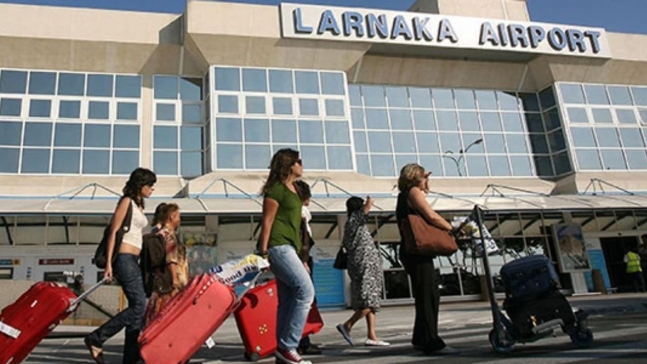 Larnaka-Manchester uçuşunda bir kadın “Allah-u Ekber” diyerek pilot kabinine girmeye çalıştı