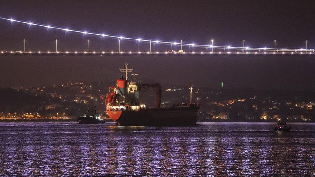 İstanbul Boğazı'nda gemi trafiği bir süre askıya alındı