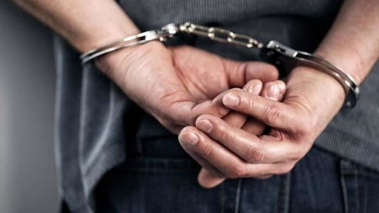 Lefkoşa Surlariçi’nde 9 aracın dikiz aynalarını kıran kişi tutuklandı