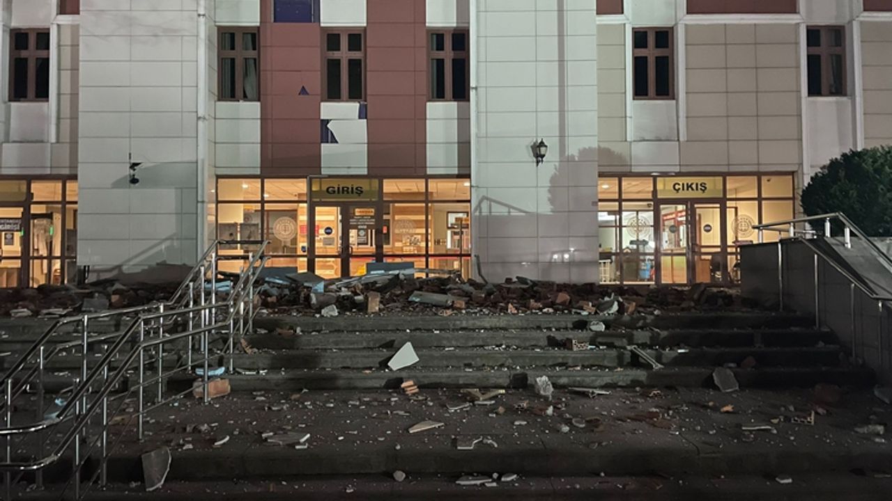 Düzce'de meydana gelen 5,9 büyüklüğünde deprem İstanbul ve Ankara’da da hissedildi