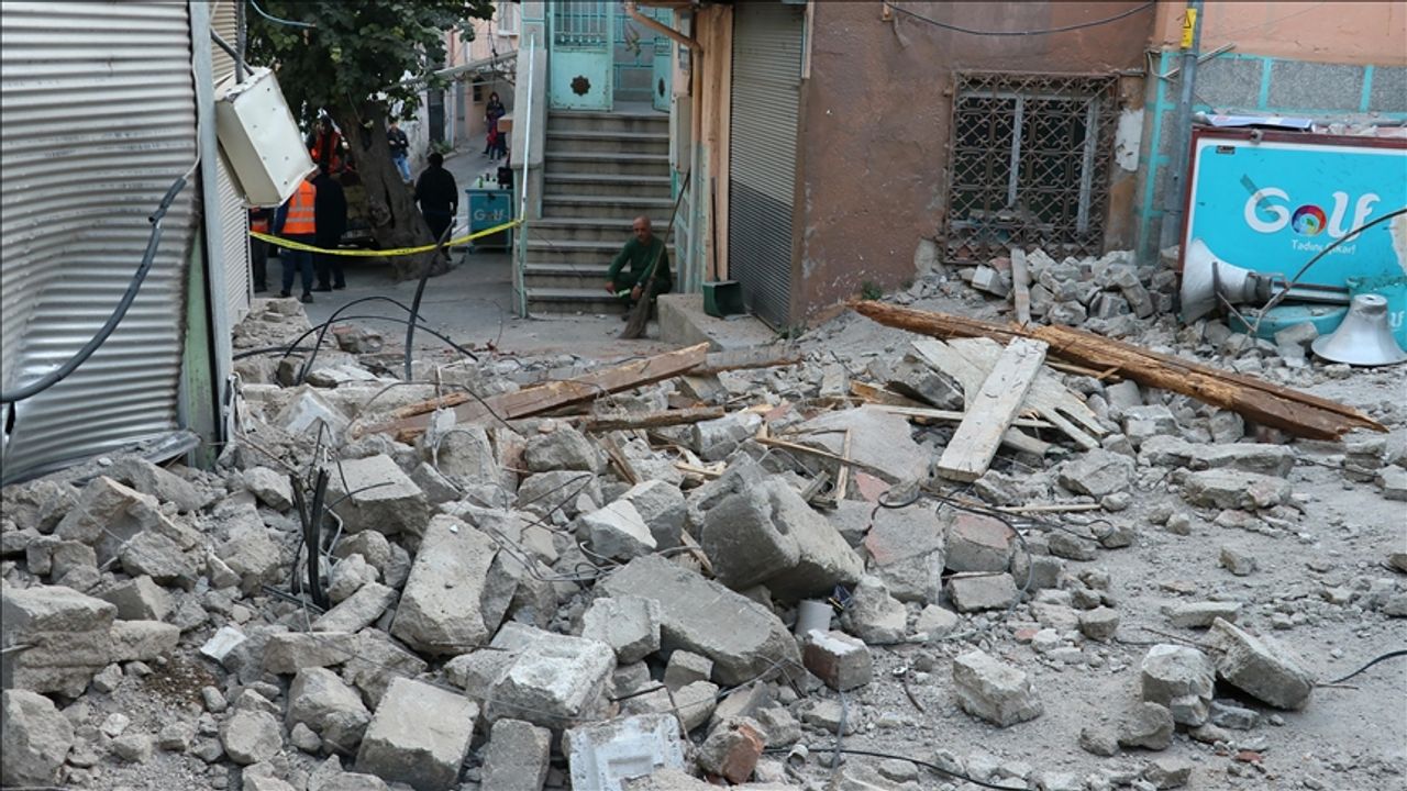 Koca: “İzmir'deki depremden panik sebebiyle 64 kişi etkilendi, 1'i ağır 7 kişinin tedavisi sürüyor”