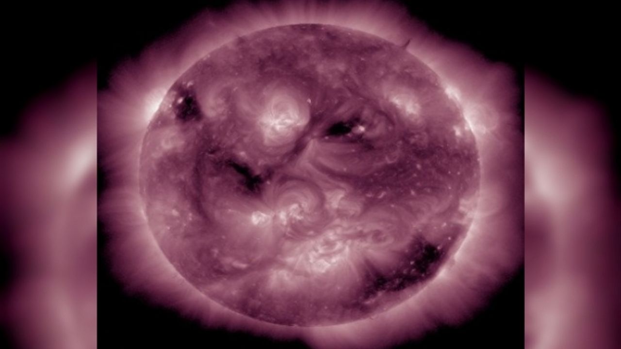 NASA, Güneş'in "asık suratlı" halini paylaştı