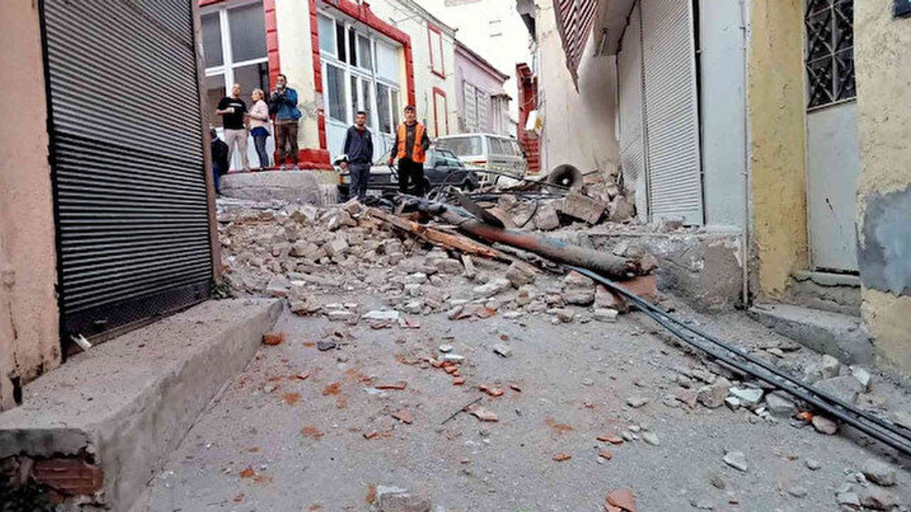 İzmir'de 4,9 büyüklüğünde deprem: Yaralı sayısı 3'e çıktı