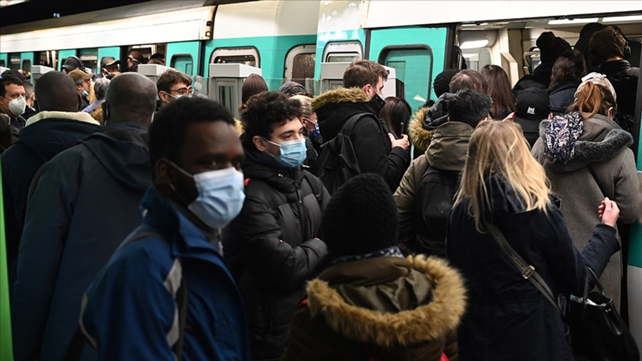 Paris'te grevler nedeniyle yarın toplu taşımada "kara gün" olabilir