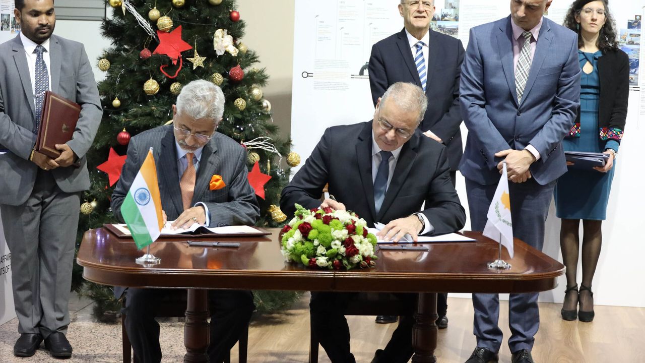 Hindistan Dışişleri Bakanı Güney Kıbrıs’a resmi ziyarette bulundu… İki ülke arasında 3 anlaşma imzalandı