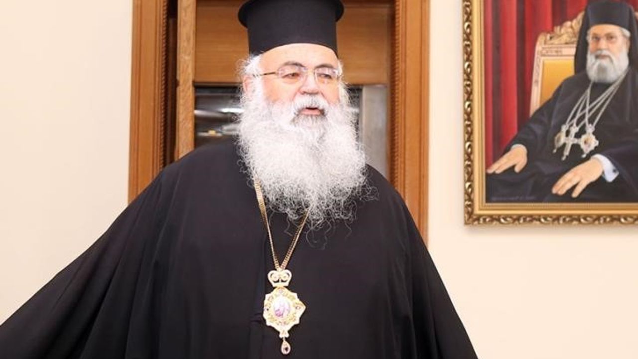 Başpiskopos Yeorgios “taç giyme” töreninde devlet işlerinde söz hakkı istedi
