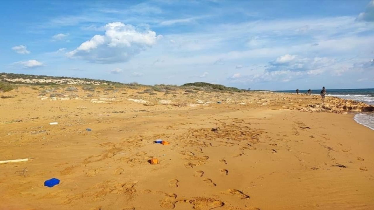 Kıbrıs’ın çeşitli sahillerinde kıyıya vuran uyuşturucular basında yer almaya devam ediyor