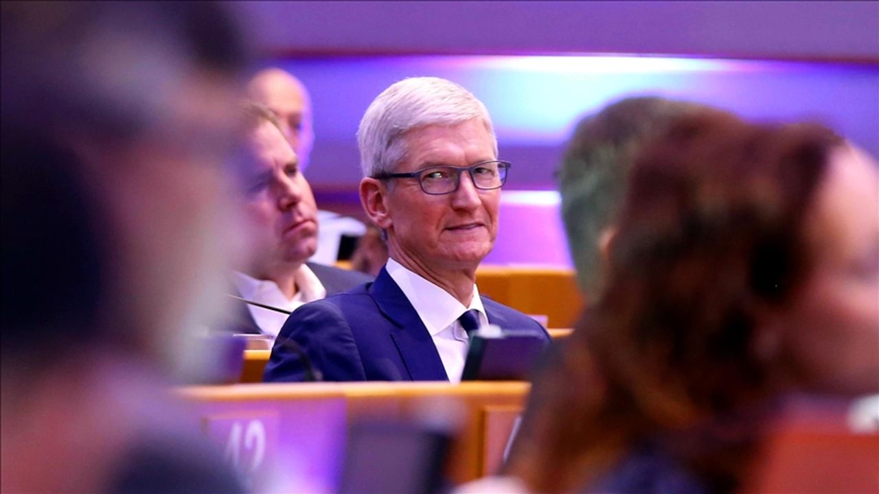Apple, CEO'su Cook'un yıllık maaşından yaklaşık yüzde 40 kesinti yapacak