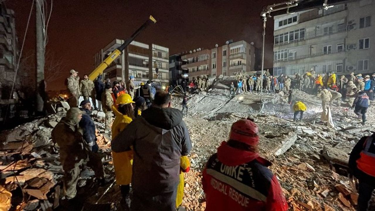 Türkiye'deki depremde can kaybı 2 bin 921'e, yaralı sayısı 15 bin 834'e yükseldi