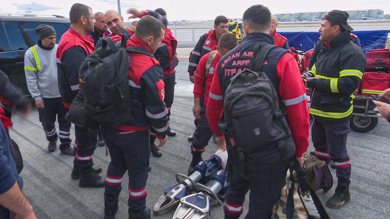 KKTC’den Türkiye’ye 17 çevik kuvvet ve 10 itfaiyeciden oluşan arama kurtarma ekibi gönderildi