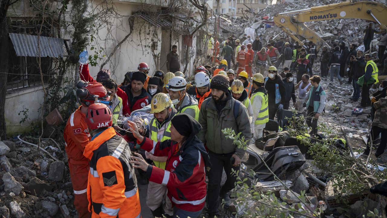 Hatay'da depremin 228. saatinde anne ve 2 çocuğu enkazdan sağ çıkarıldı