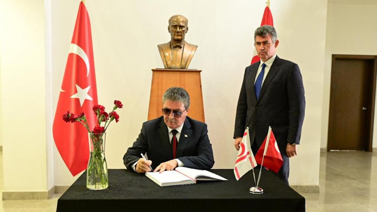 Başbakan Üstel Türkiye'de yaşanan deprem dolayısıyla TC Büyükelçiliği'nde açılan taziye defterini imzaladı