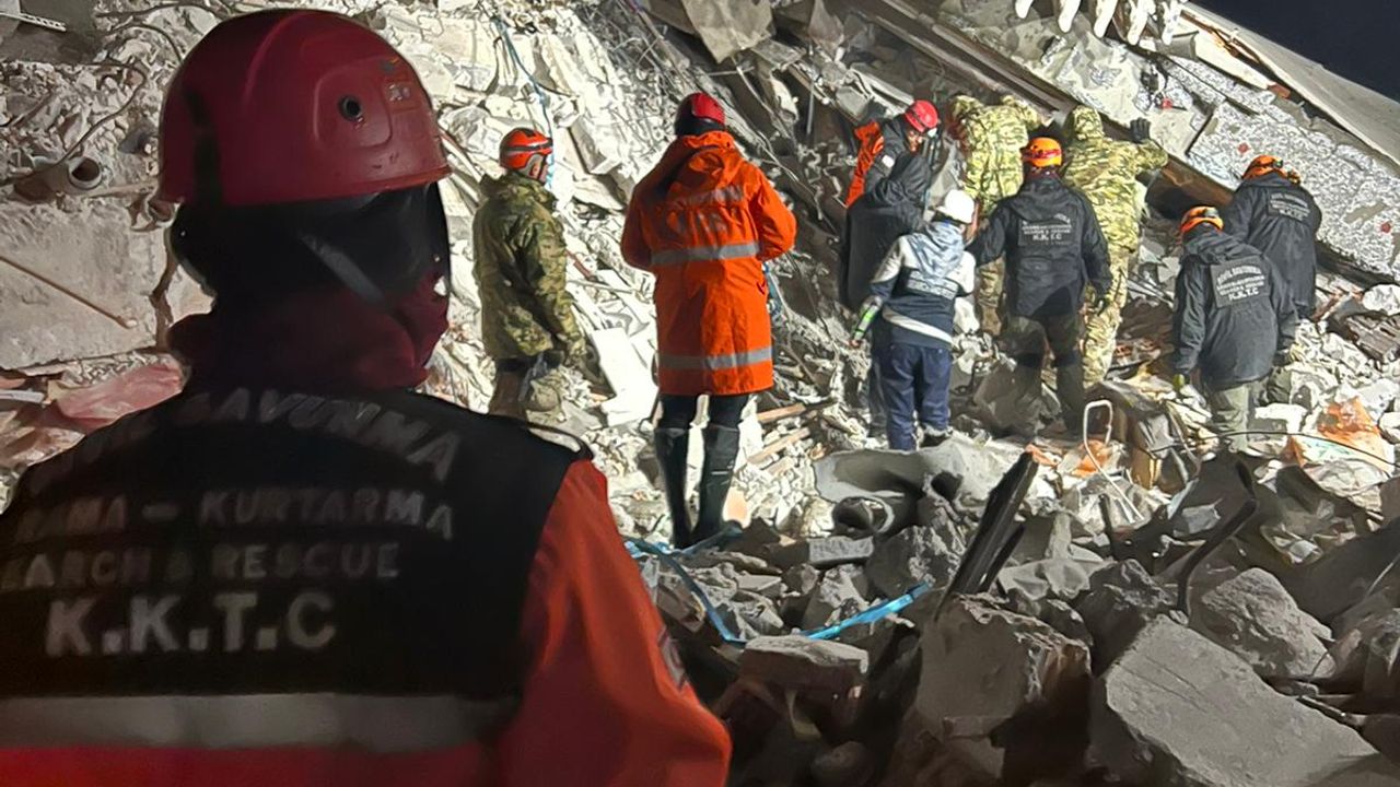 KKTC’den giden ekiplerin deprem bölgesindeki arama-kurtarma faaliyetleri sürüyor