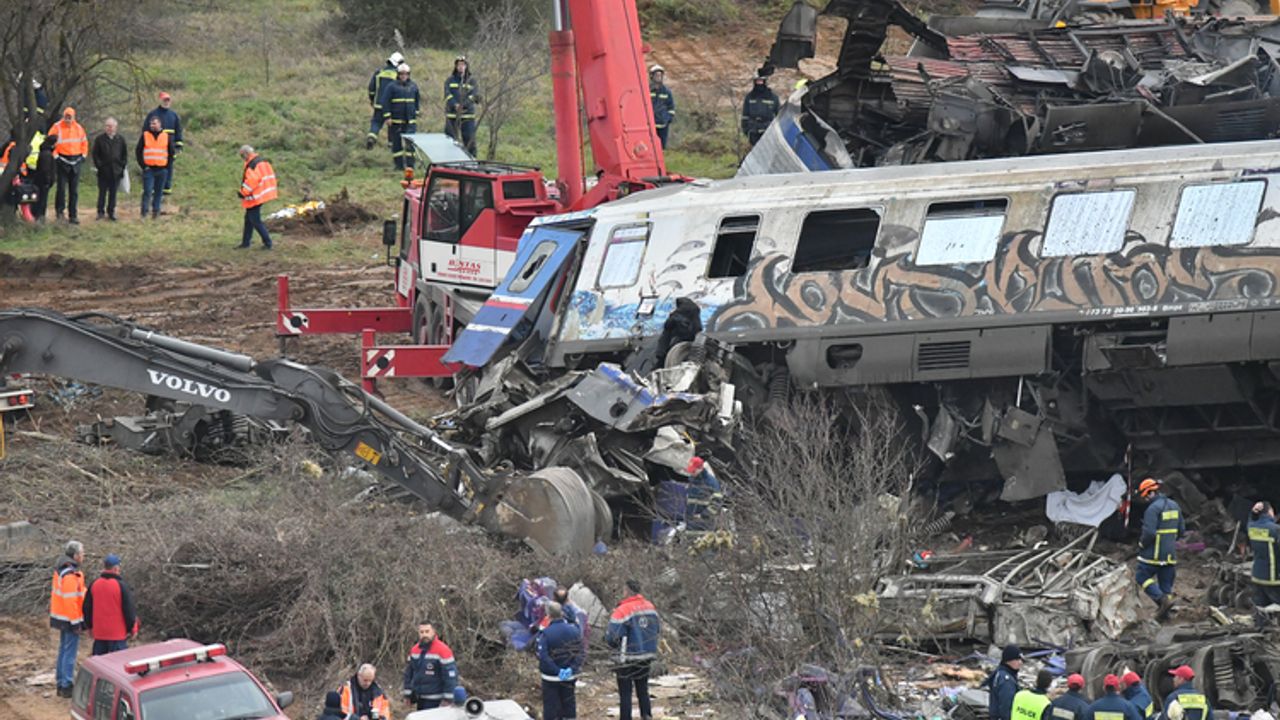 Yunanistan’da 36 kişinin öldüğü tren kazasından sonra Ulaştırma Bakanı Karamanlis istifa etti