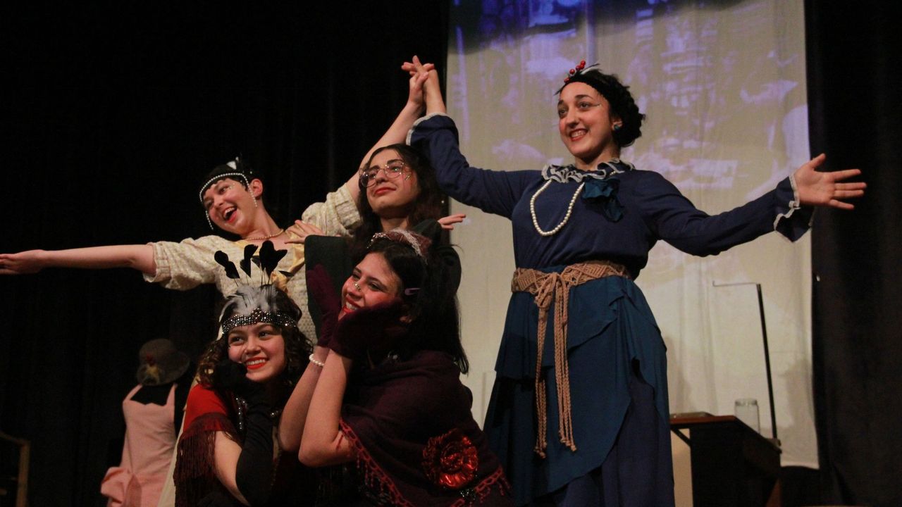 “Karanlıkta Işıldayanlar” oyunu Baraka Gençlik Tiyatrosu tarafından Melekler Takımı Anısına sahnelendi