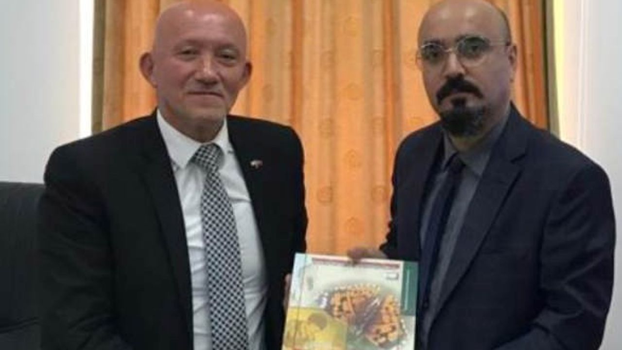 Posta Dairesi Müdürü Örs, “Şampiyon Melekler” eserini çizen Alireza Pakdel ile bir araya geldi