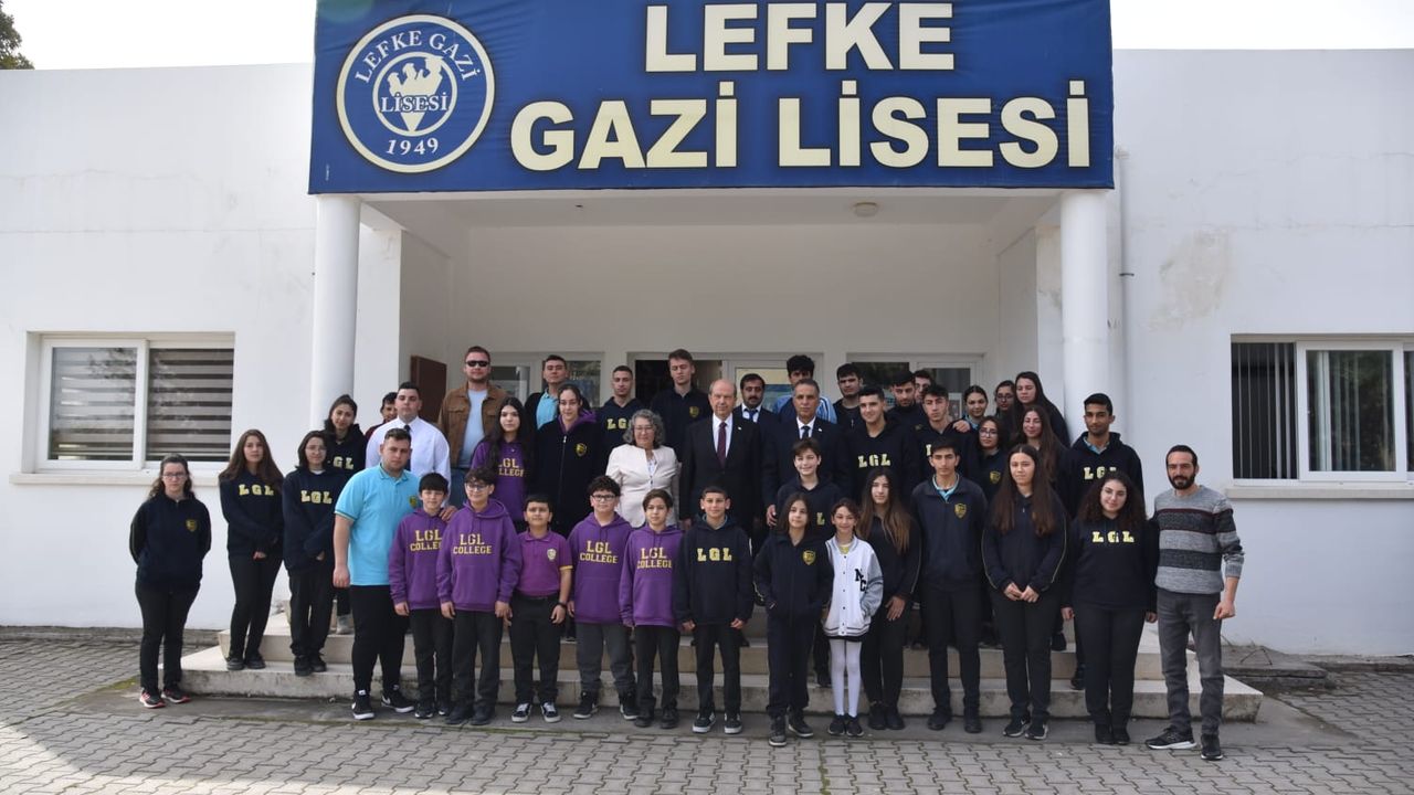 Cumhurbaşkanı Tatar, Lefke'de lise son sınıf öğrencileriyle bir araya geldi...