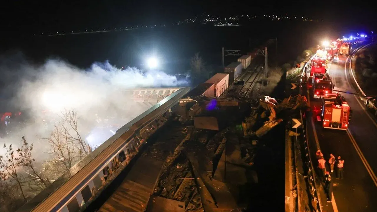 Yunanistan'da iki tren çarpıştı: 36 kişi hayatını kaybetti