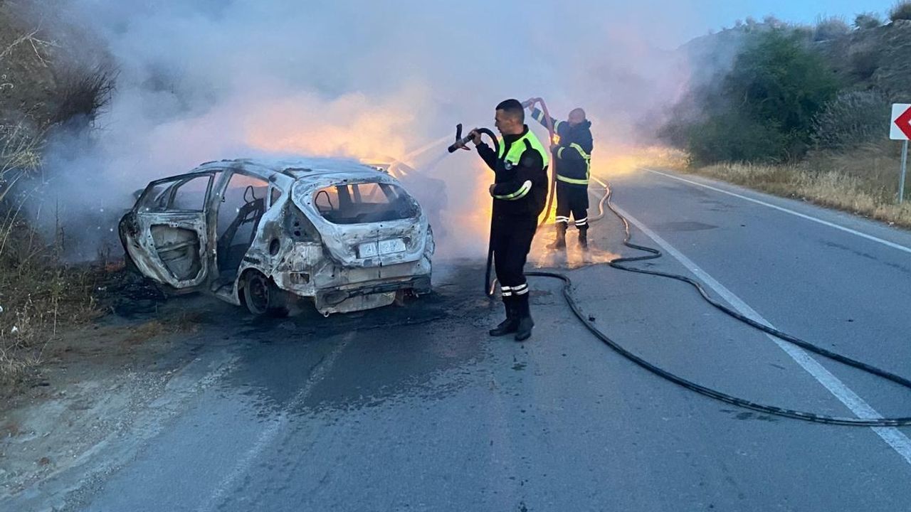 Girne-Tatlısu Anayolunda iki araç çarpıştı: İki araç da tamamen yandı, beş kişi yaralandı